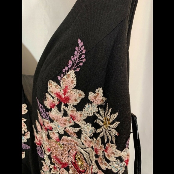 XSCAPE Embellished Embroidery V-Neck Mermaid Gown in Black [SZ‎ 4 ] - Picture 3 of 8